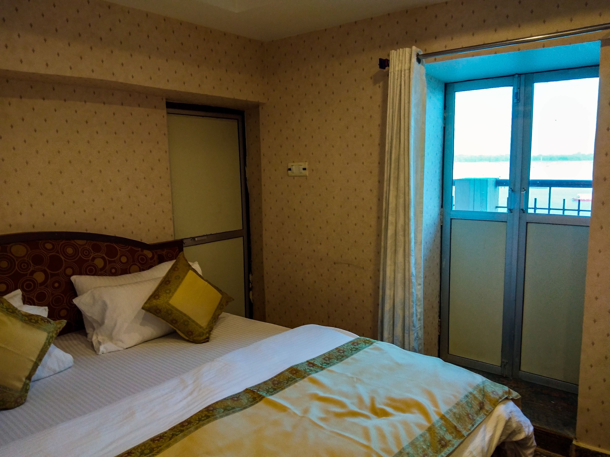 غرفة بسرير مزدوج