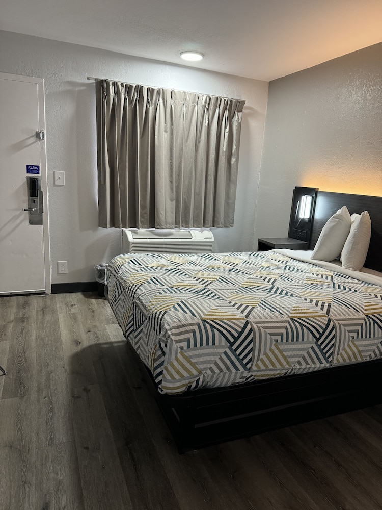 غرفة قياسية بسرير كوين، Motel6 Bradenton, FL 9/10