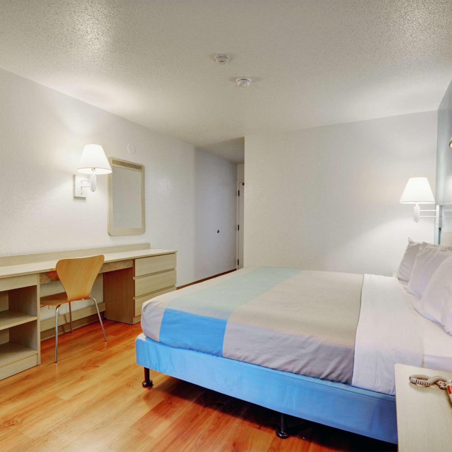 ROOM, KING BED, SMOKING