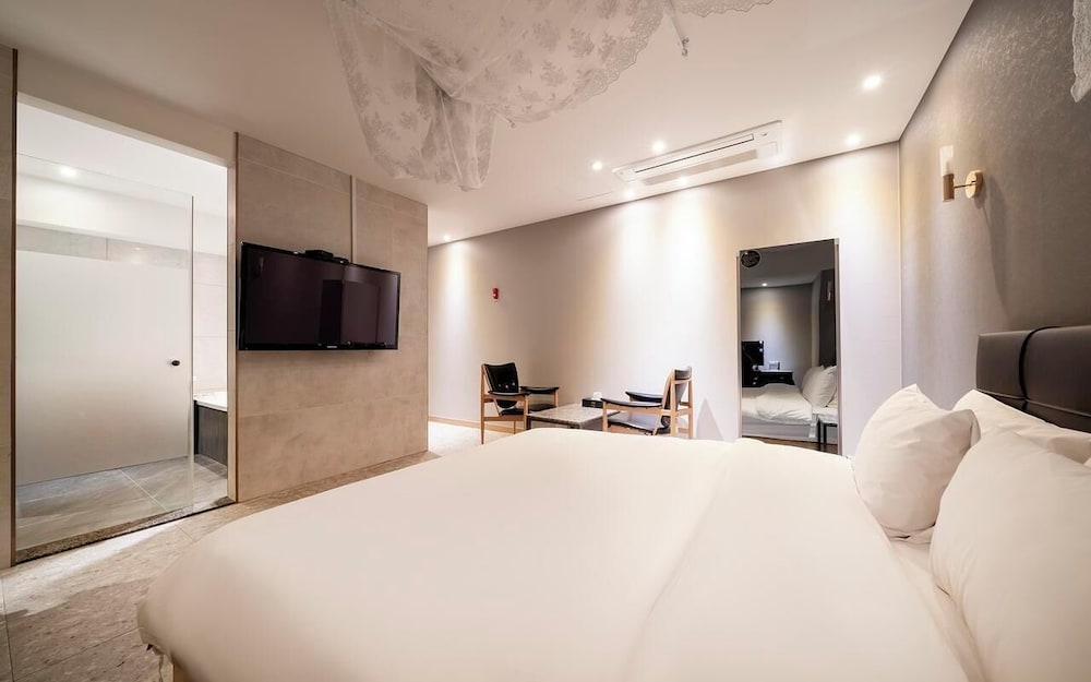Suwon Station Myeongjak Hotel 11/57