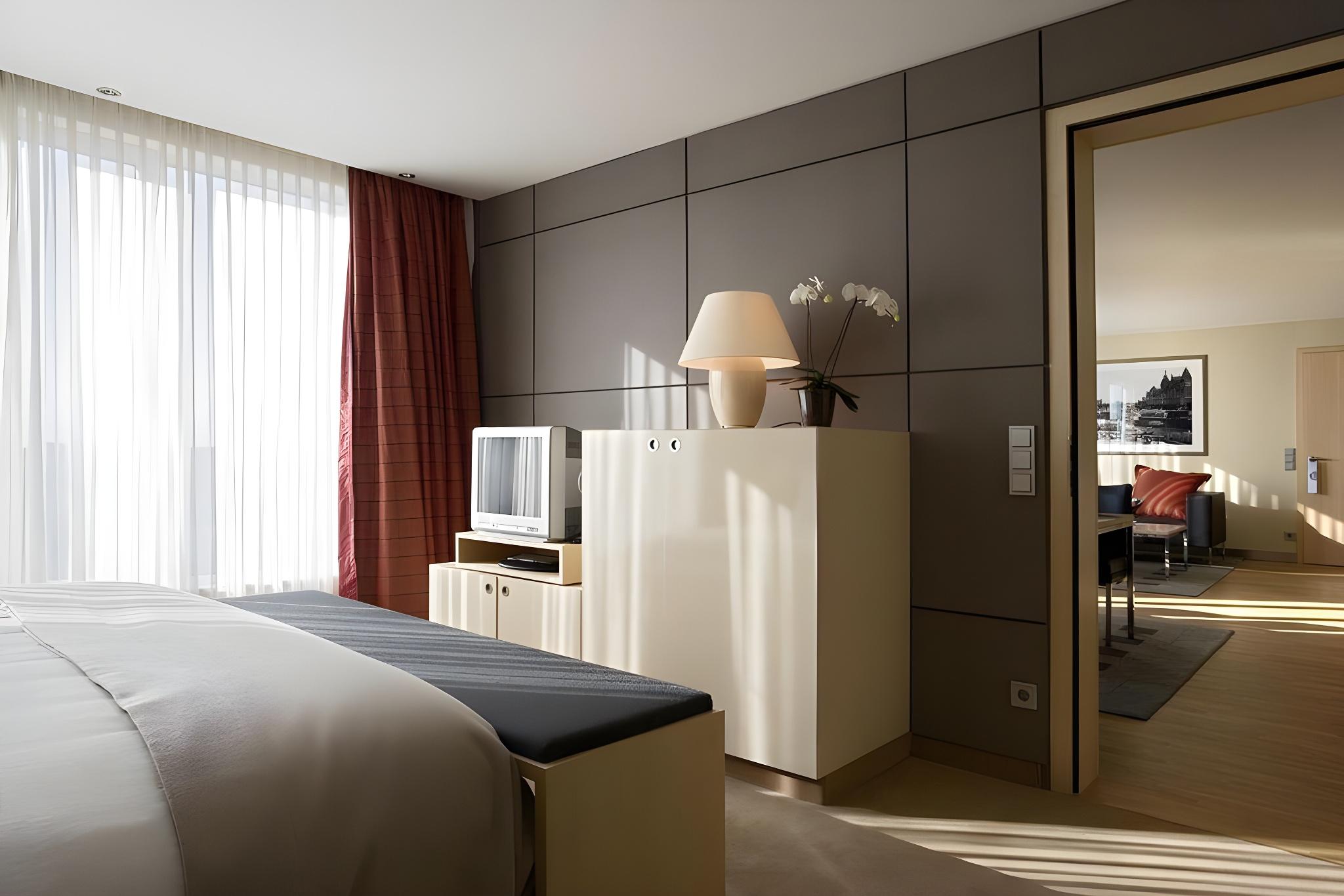 Senator, Suite