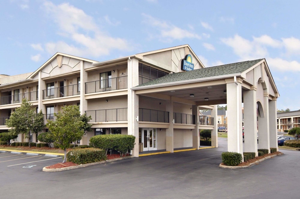 Days Inn & Suites by Wyndham Mobile 3/38