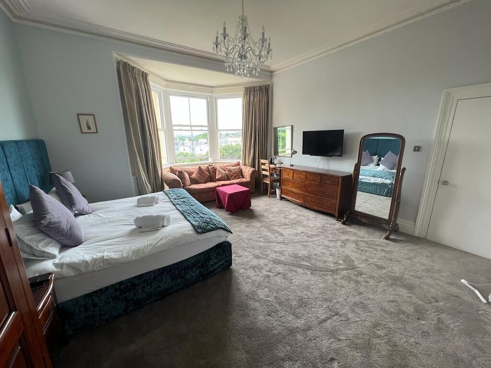 Crofton House Hotel 11/68