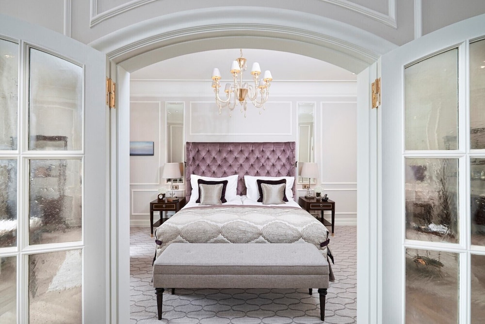 1 Bedroom, Celebrity, Suite, King Bed, Lake View, Sofa, Living Area