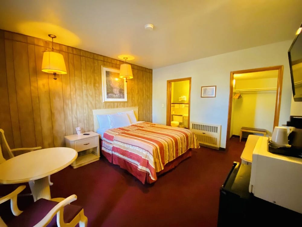 Hotel O Hillcrest Norton KS Hwy 36 10/43