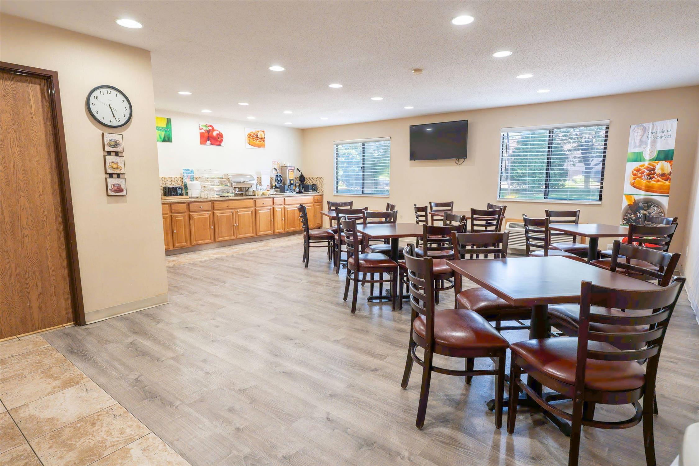 Quality Inn & Suites Sun Prairie Madison East 24/32