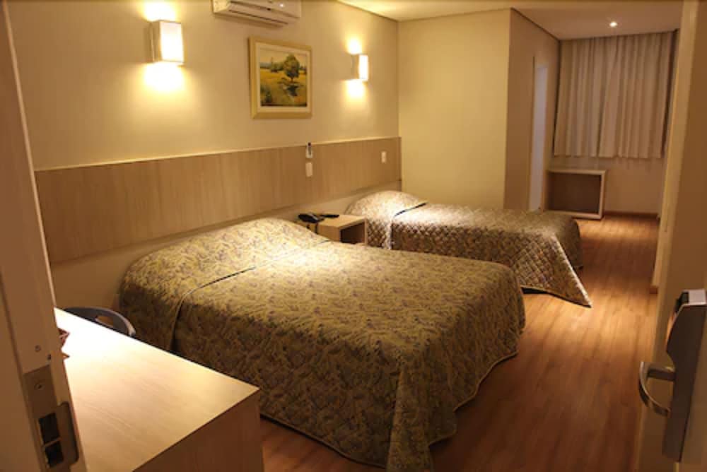 Golden Hotel 31/40