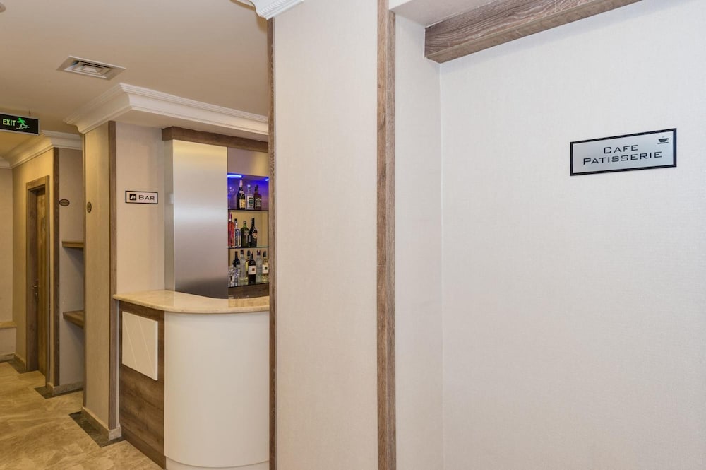 Alphonse Hotel 7/50