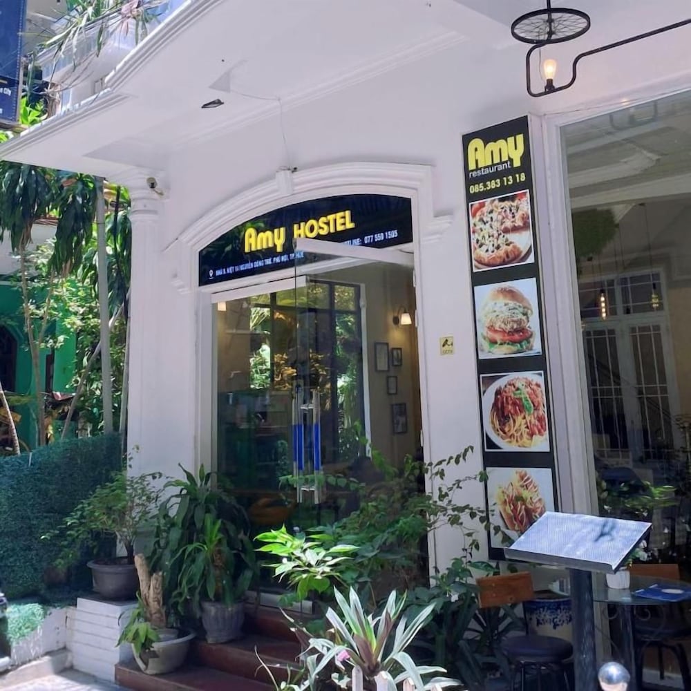Amy Hostel Hue 6/65