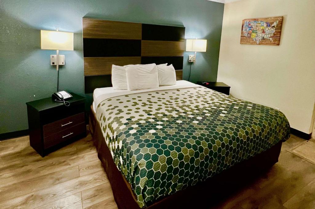 ROOM, KING BED