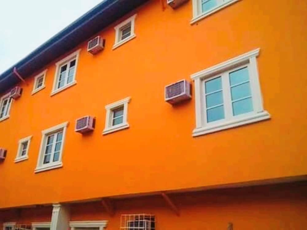 De Lawrence Court &amp; Suites