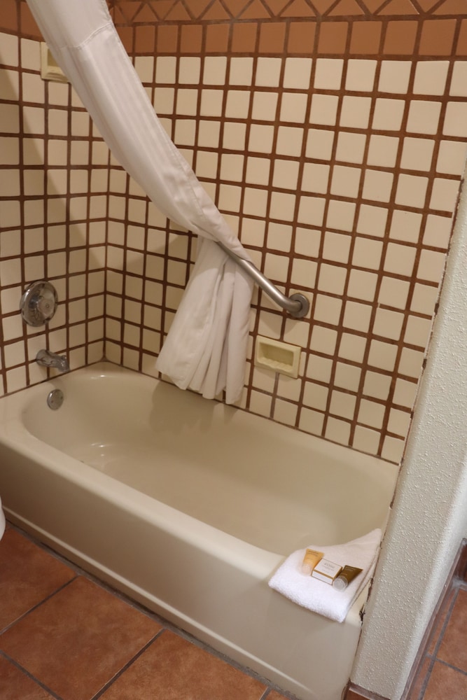 غرفة ديلوكس بسرير كينج وسرير كوين، Sagebrush Inn Suites 6/6