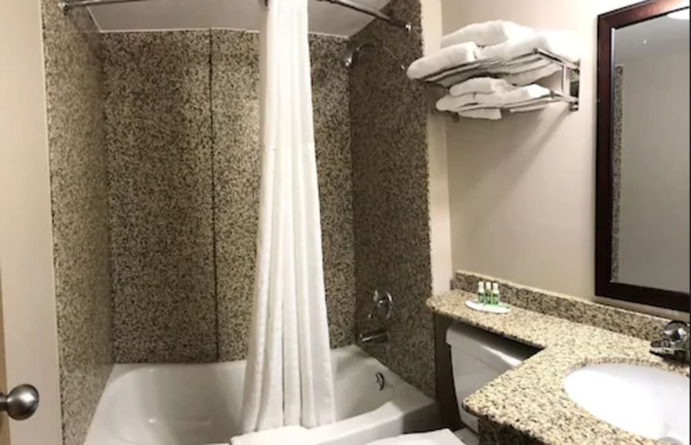 Red Maple Inn And Suites 14/38