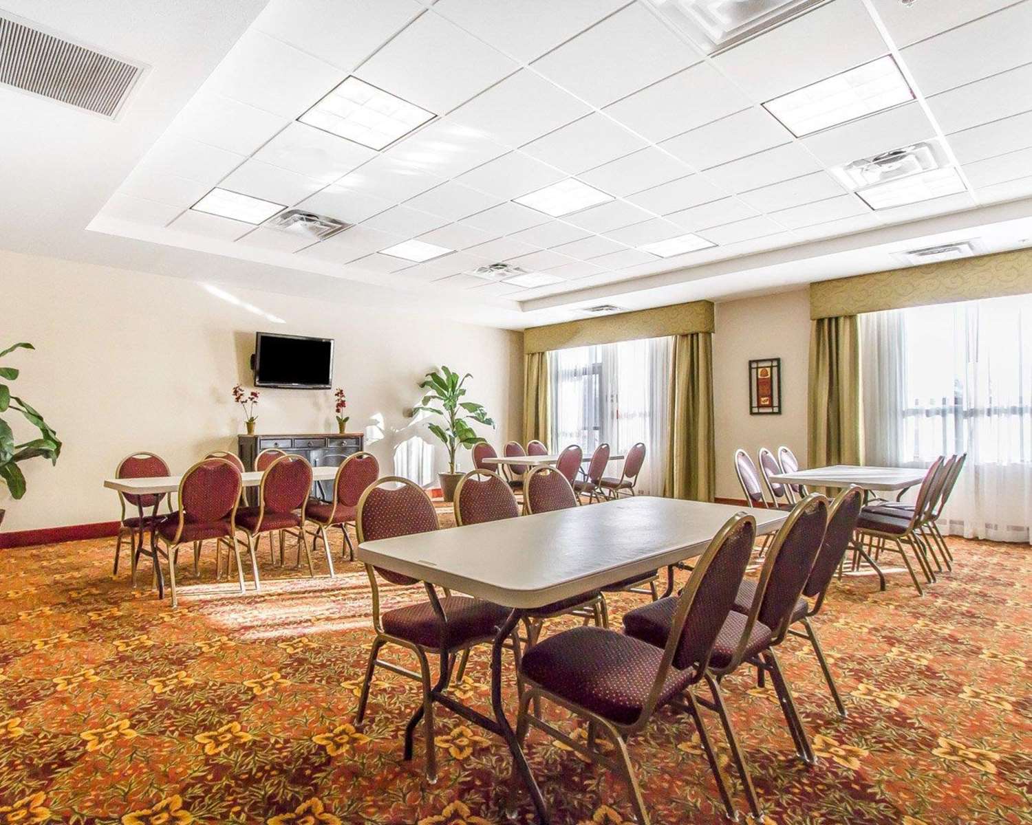 Spark by Hilton Shawnee Hotel 33/34