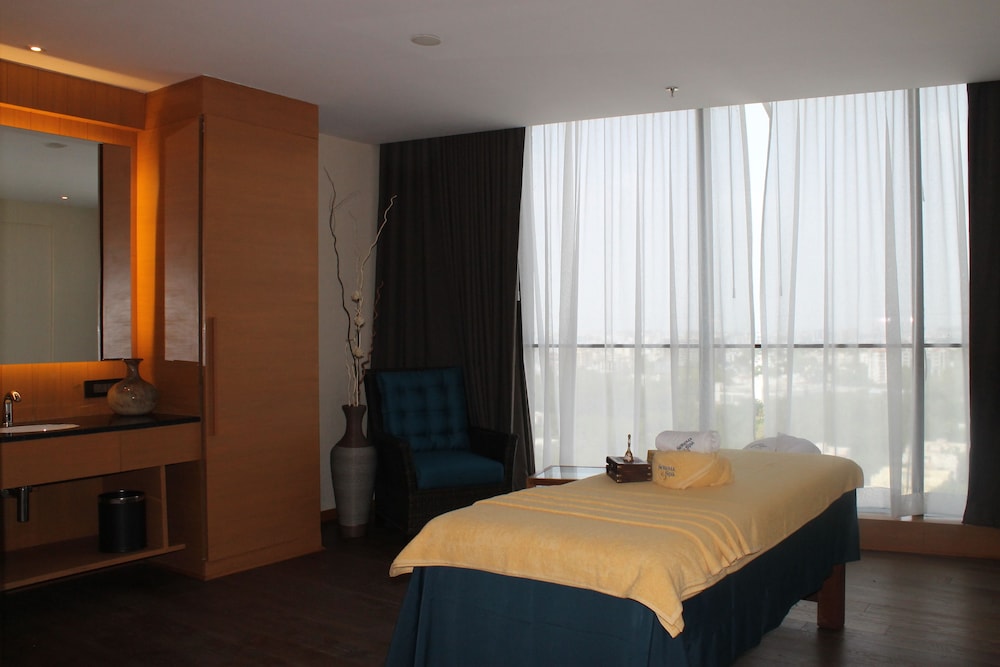 Doubletree By Hilton Ahmedabad India 24/48