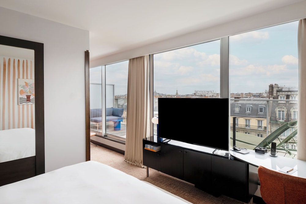 غرفة بسرير كينج بشرفة بإطلالة، Renaissance Paris Arc de Triomphe Hotel 9/10