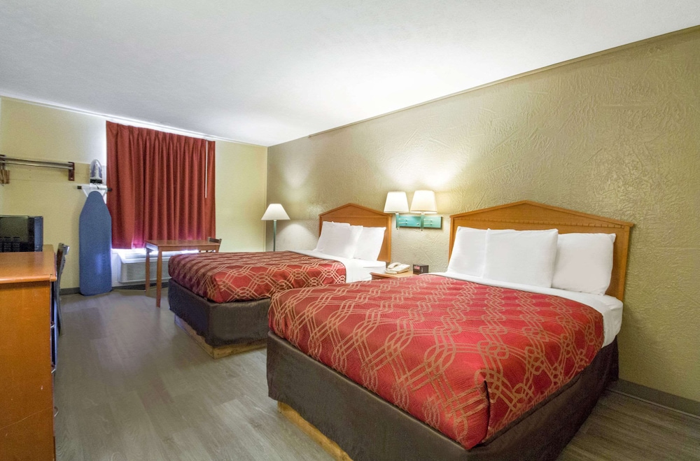 Econo Lodge Lansing Leavenworth 9/26