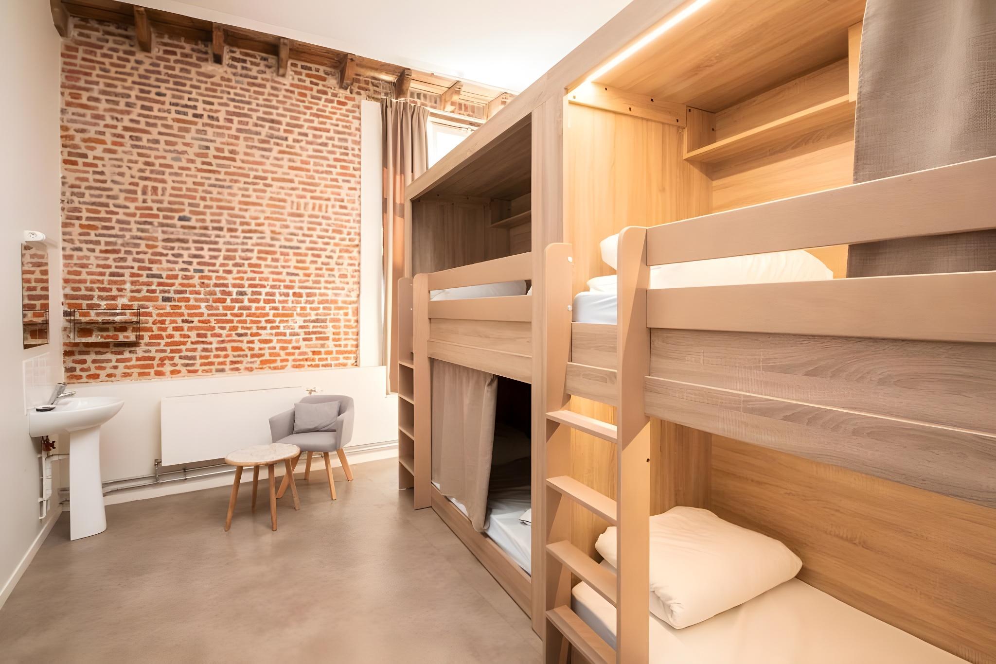 Private, Mixed Dorm, 8 Beds