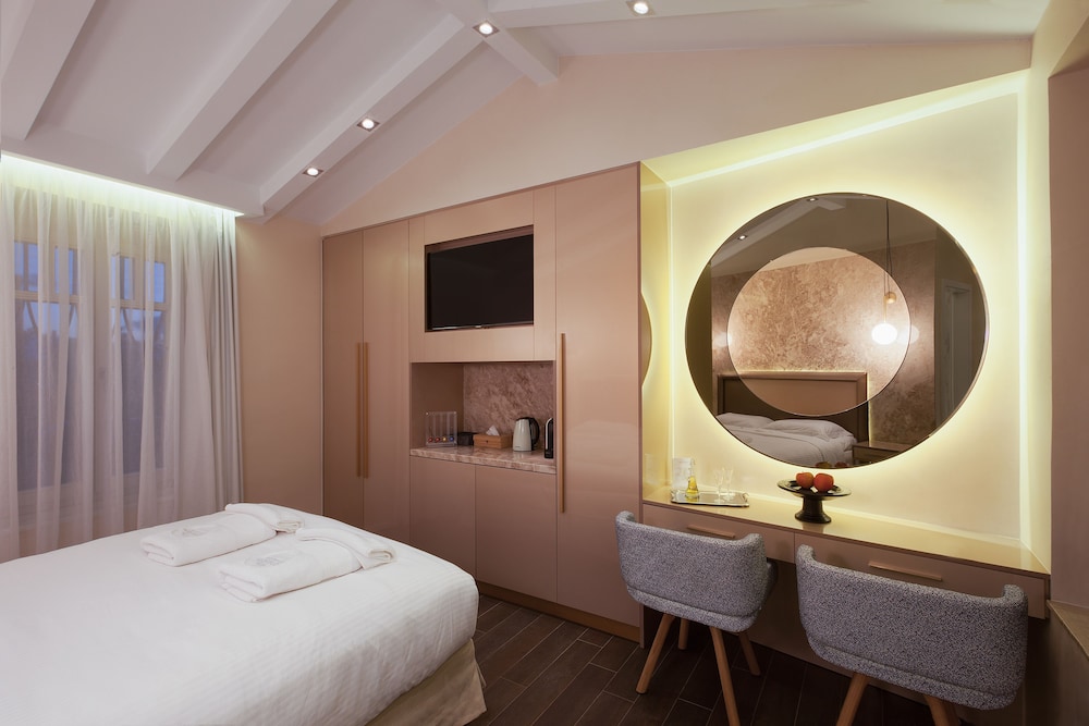 Consolato Boutique Suites 75/94