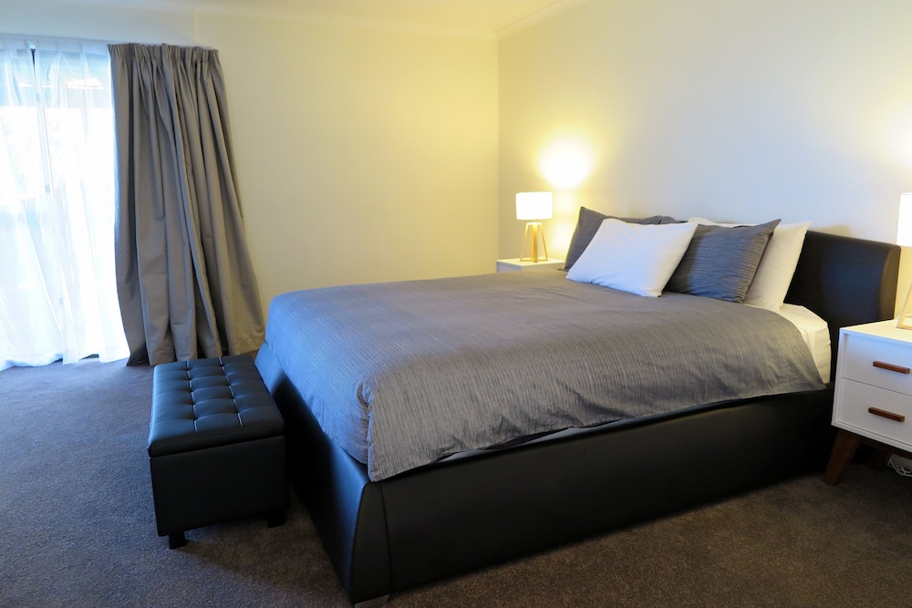 SUMMERHILL MOTOR INN 18/70