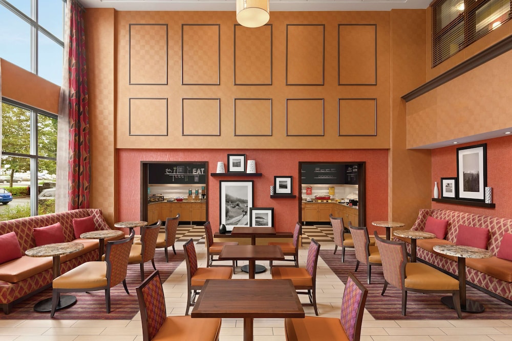 Hampton Inn and Suites by Hilton Langley Surrey 36/72