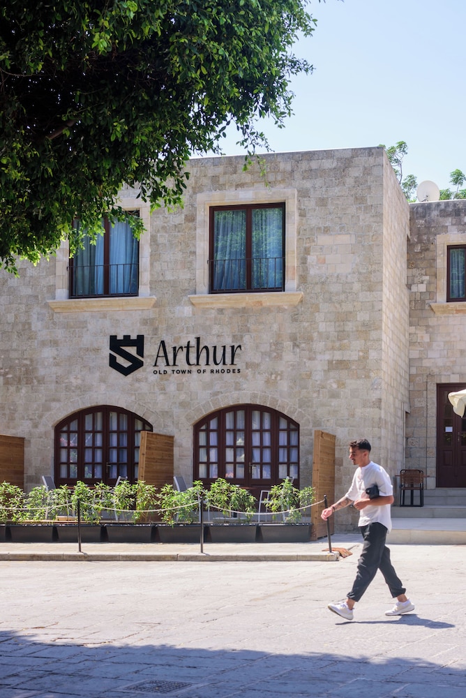 Arthur Suites 8/60