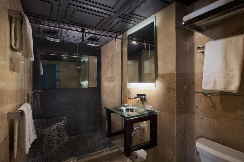 Crystal, Suite, Queen Bed, Parlor، Hotel Duval Autograph Collection 3/3