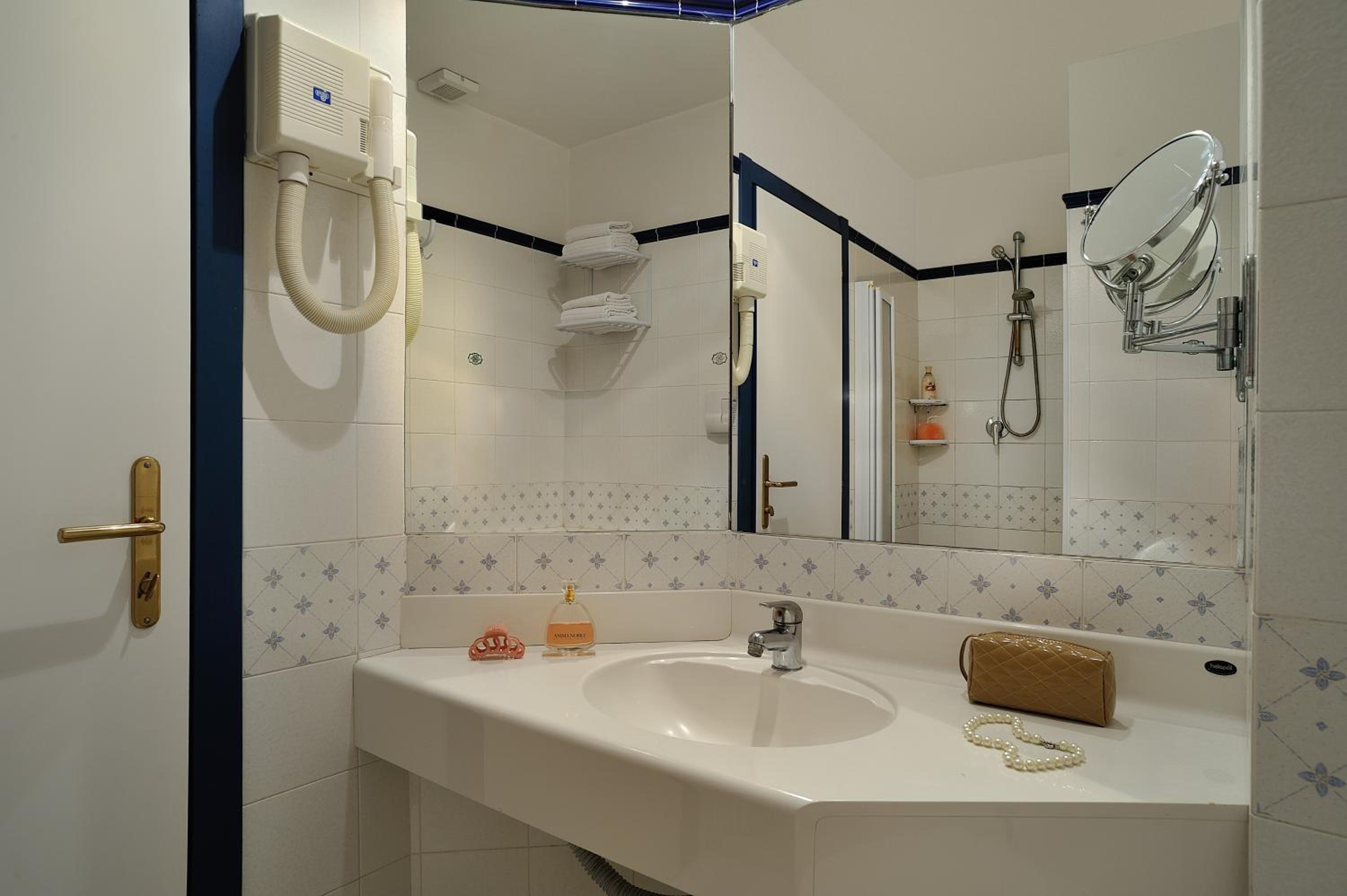 Comfort, Triple, Lateral Side Sea View، Hotel Ascot 3/5