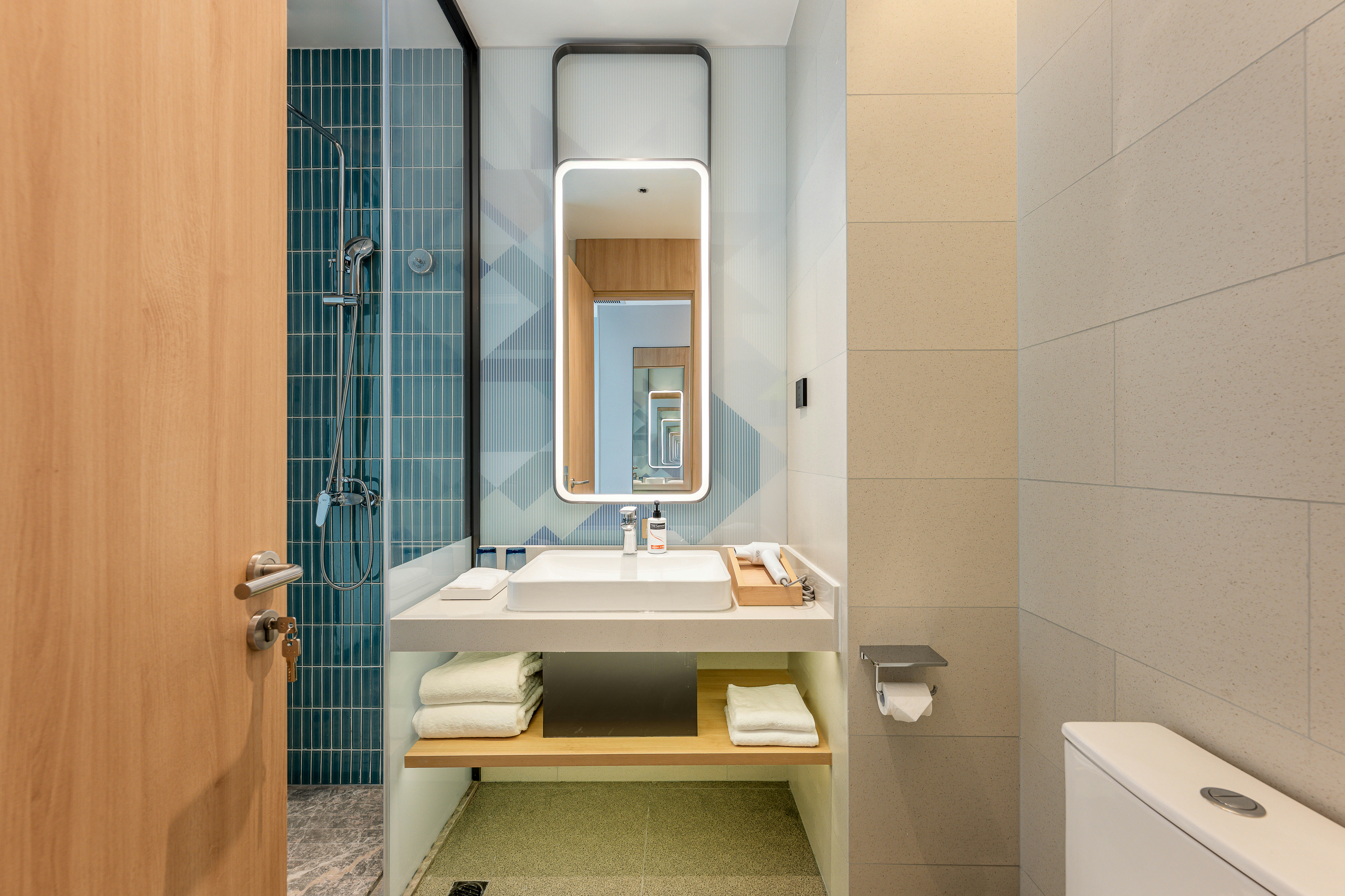 Standard, King Bed, Holiday Inn Express Shanghai Hongqiao CBD by IHG 3/3
