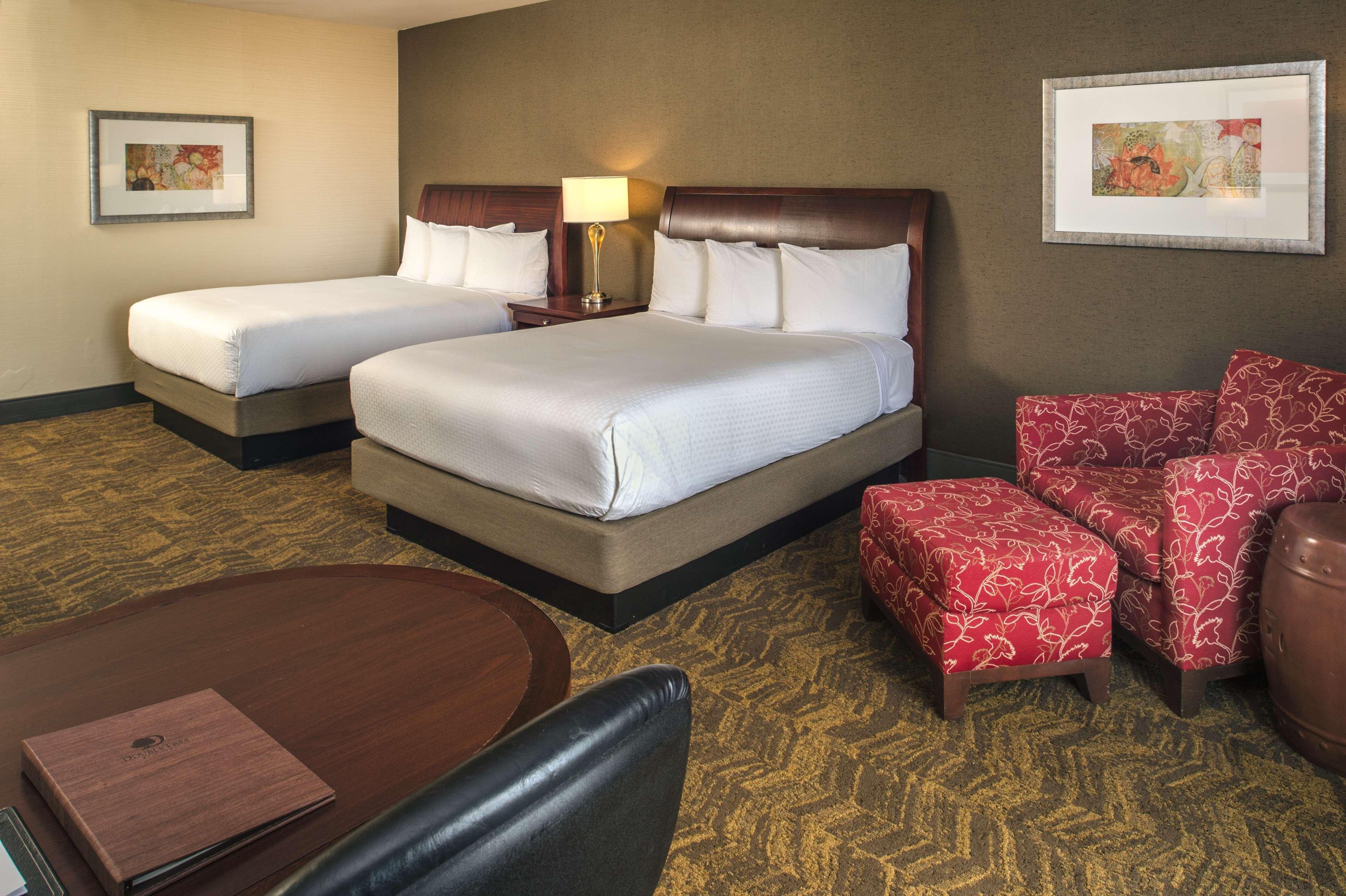 غرفة كبيرة بسريرين كوين بشرفة، Doubletree By Hilton Hotel Portland 2/4