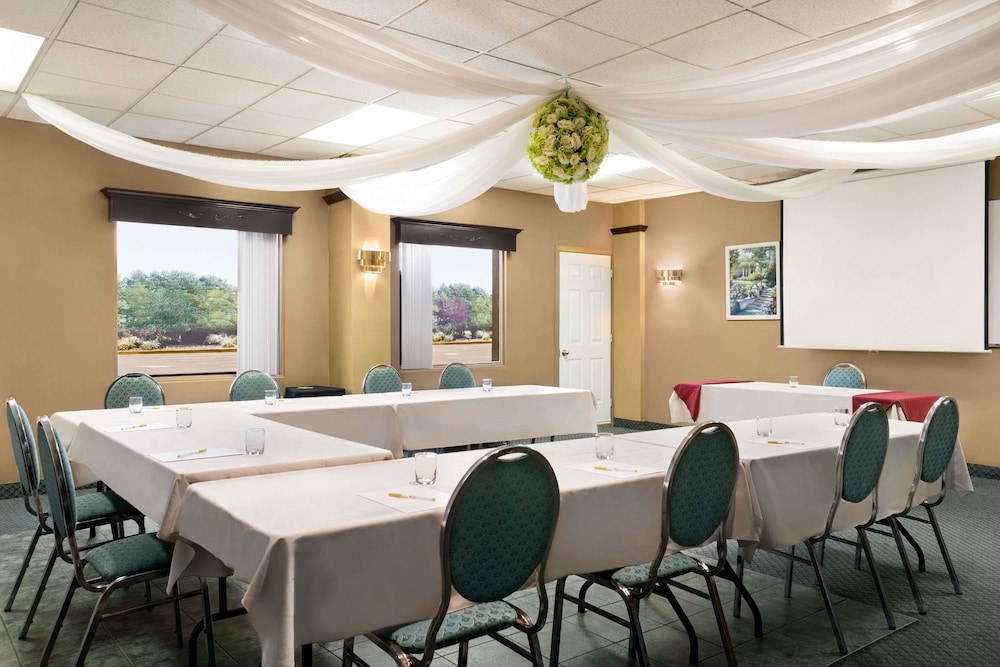 Days Inn by Wyndham Ste. Helene-de-Bagot 40/45