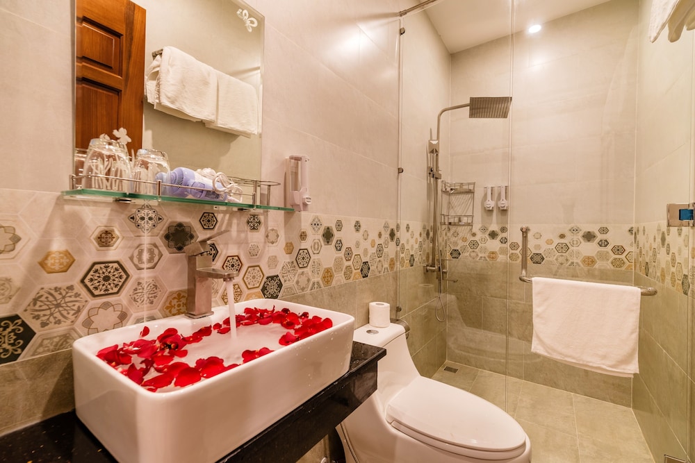 غرفة ديلوكس ثلاثية بسرير كينج وسرير فردي بإطلالة على المدينة بشرفة، Phong Phu Villa Hoi An 6/6