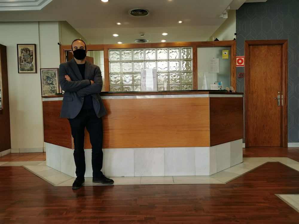 Hotel J. Balmes Vic 2/20