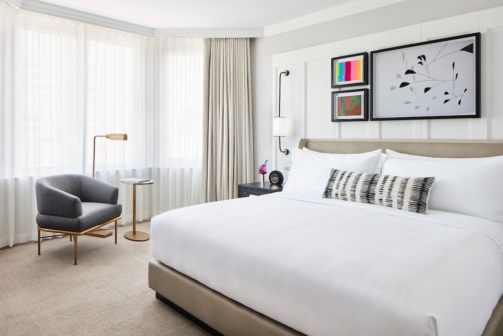 DELUXE, KING BED, CITY VIEW
