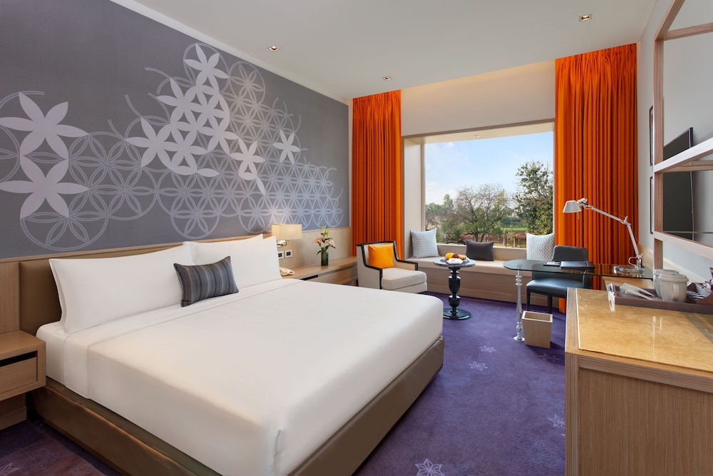 Club, Deluxe, Twin Beds, Pool View