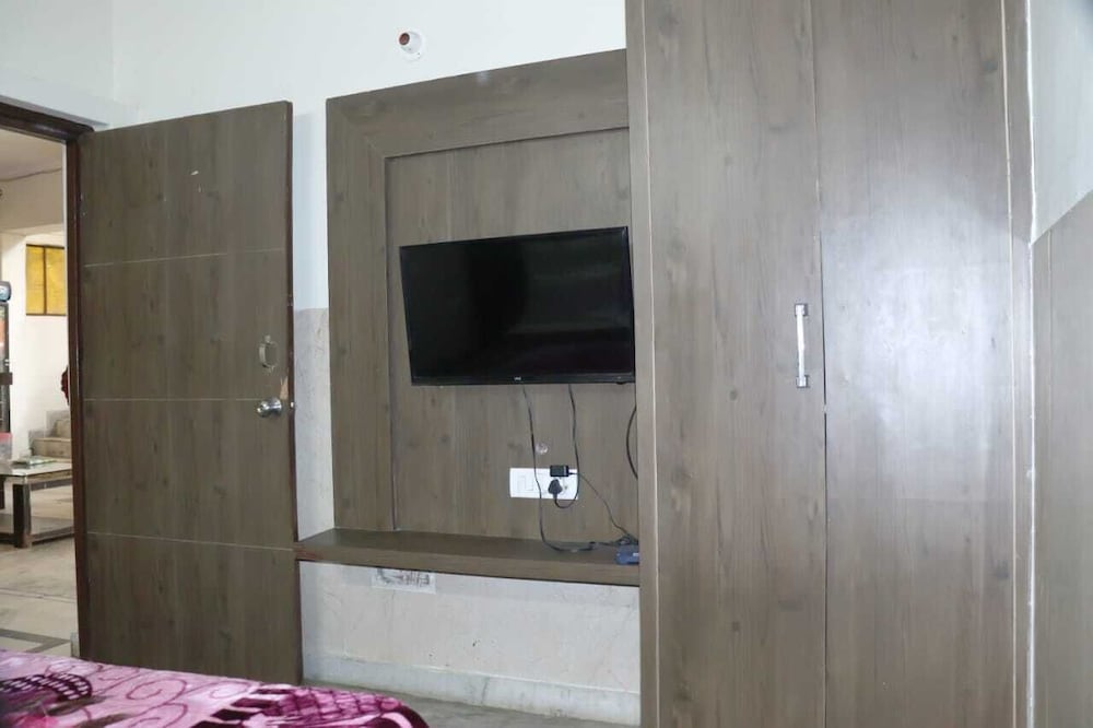HOTEL AMBIKA PALACE 25/32