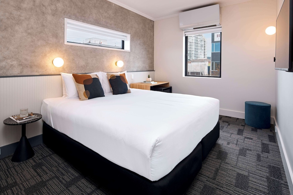 ROOM, KING BED
