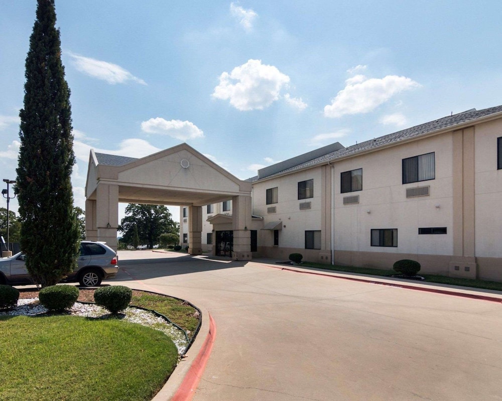 Econo Lodge Weatherford 31/33