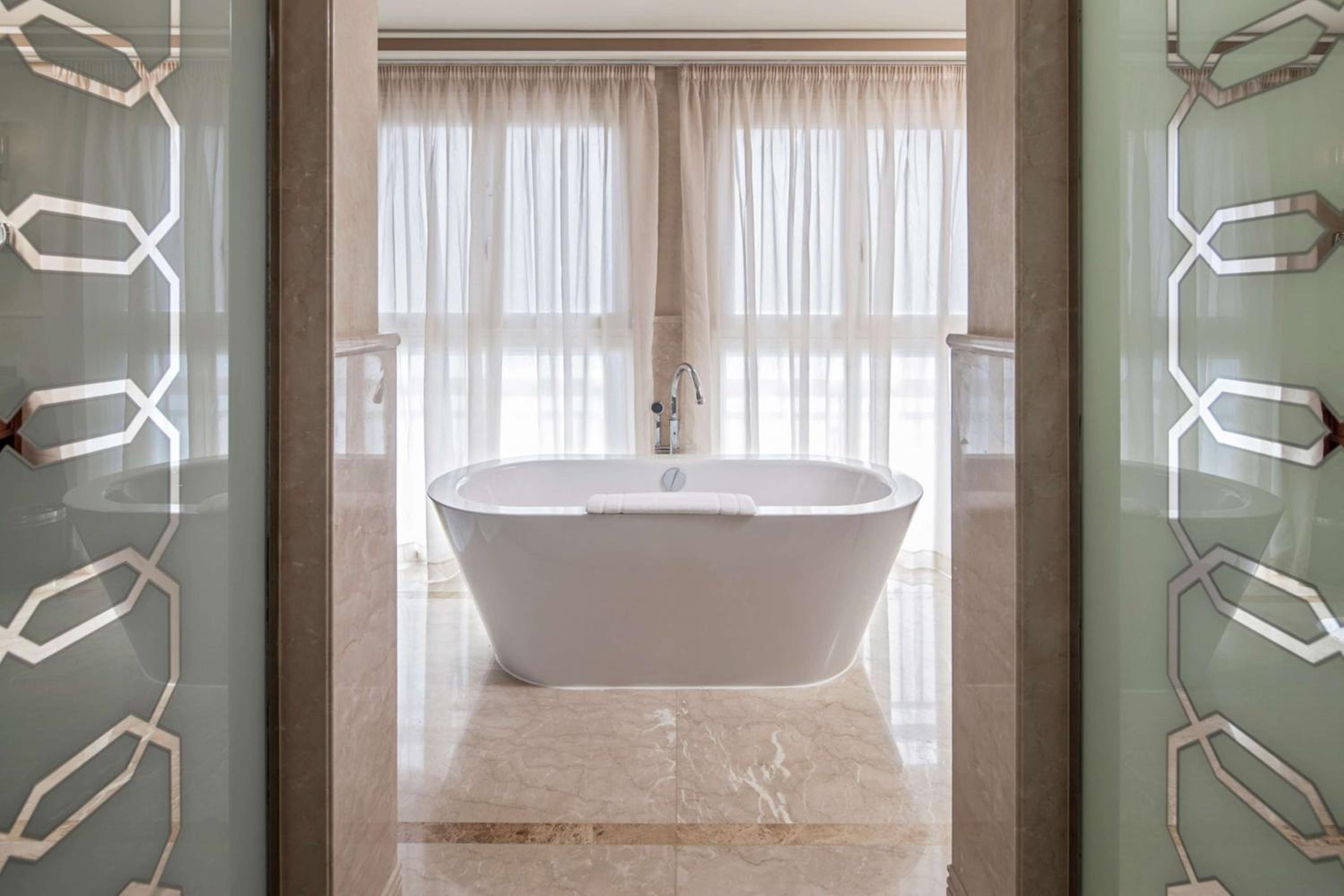 GRAND, PREMIER, DELUXE, TWIN BEDS, BALCONY, HIGH FLOOR