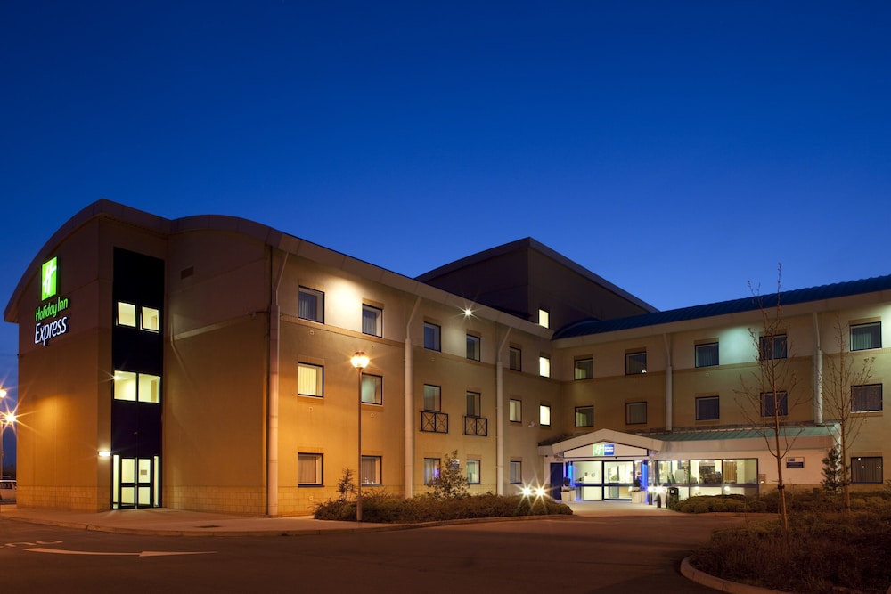 Holiday Inn Express Cardiff Airport 1/27