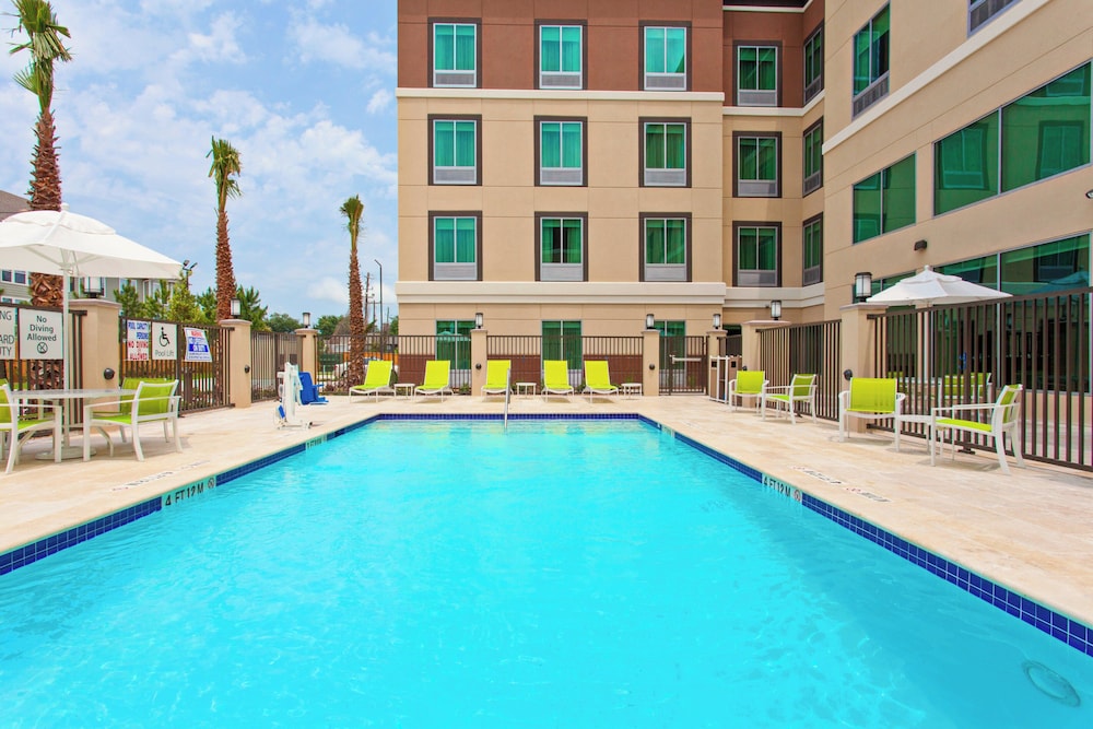 Holiday Inn Express & Suites Houston S Medical Ctr Area 6/50