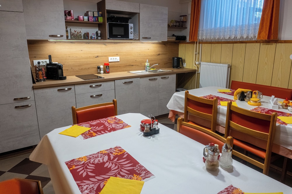Rooms and Apartments Jana 58/76