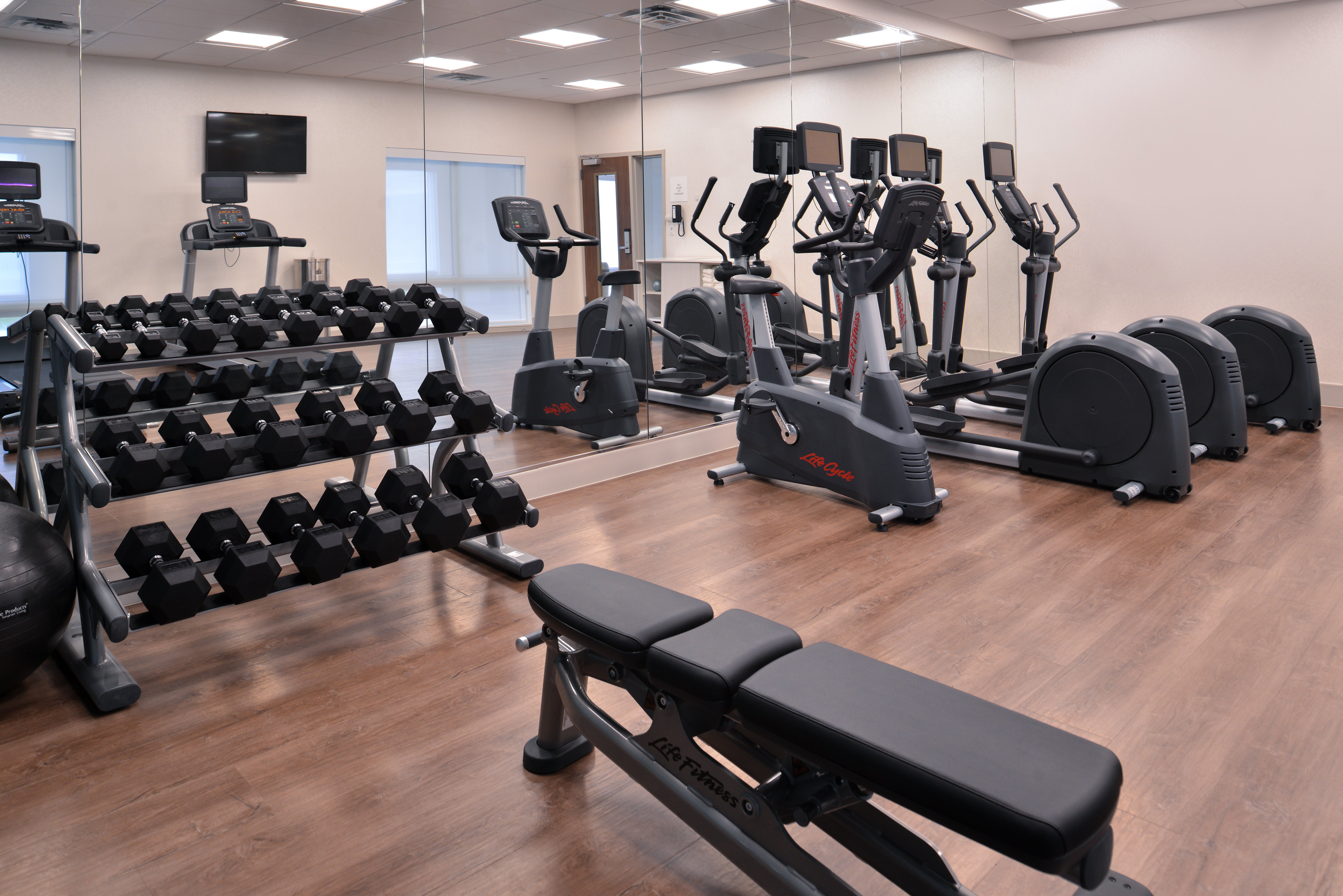 Holiday Inn Express Suites Marshalltown 32/48