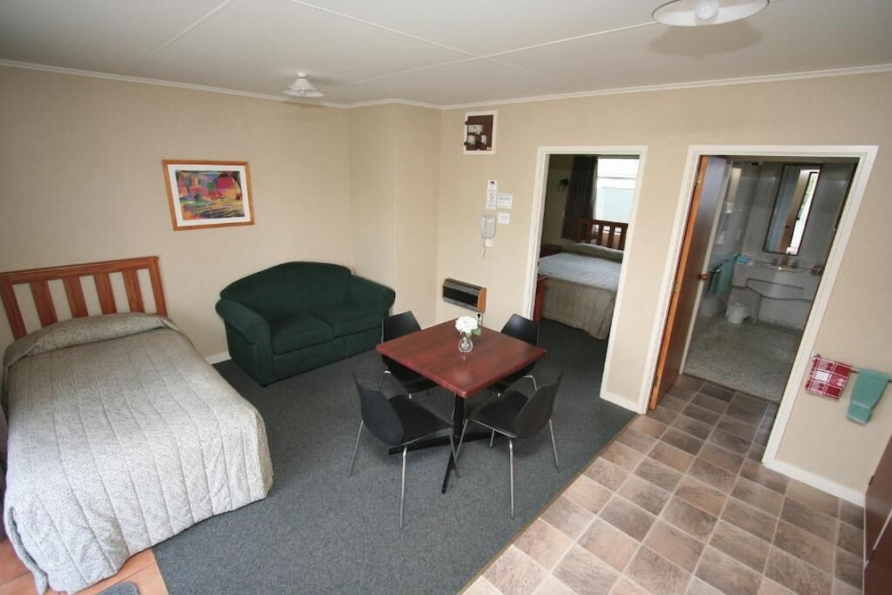 Commodore Motor Lodge 21/58