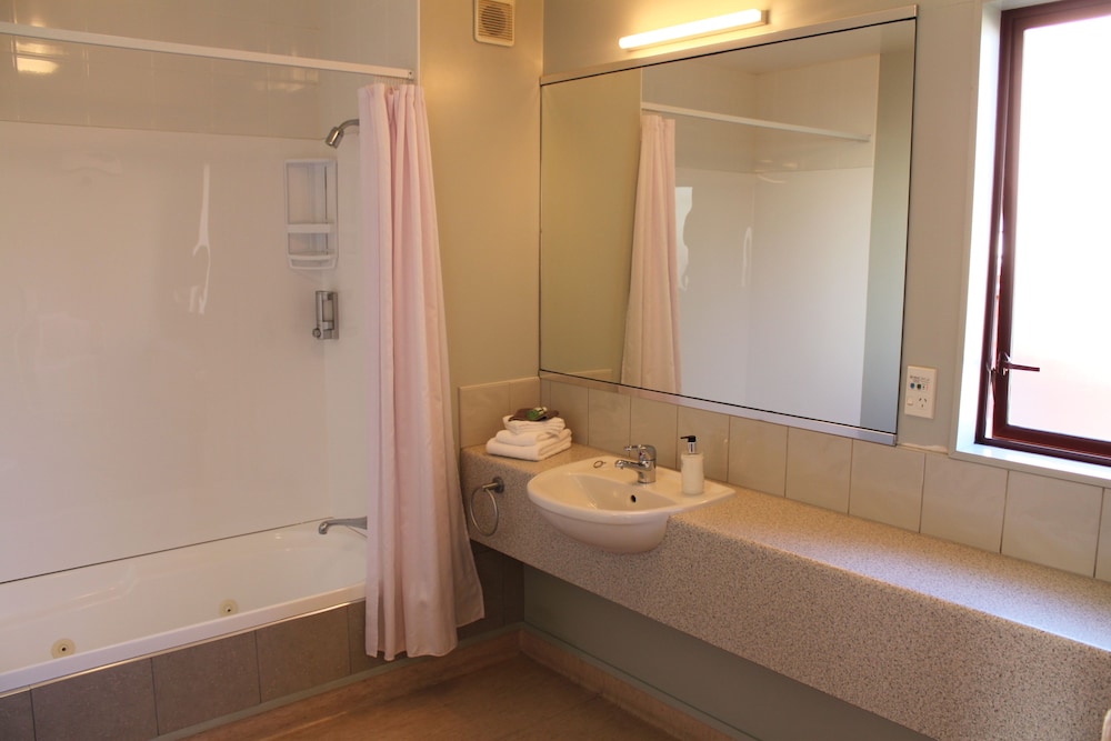 Alhambra Oaks Motor Lodge 40/41