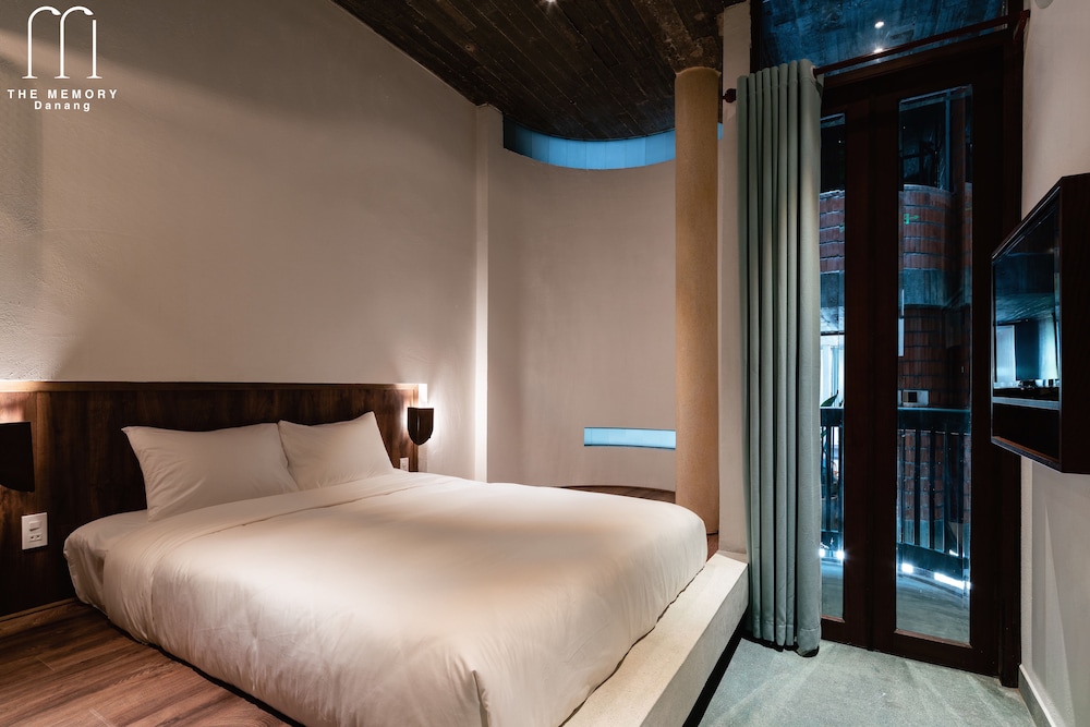 EXECUTIVE, DOUBLE BED, BATHTUB