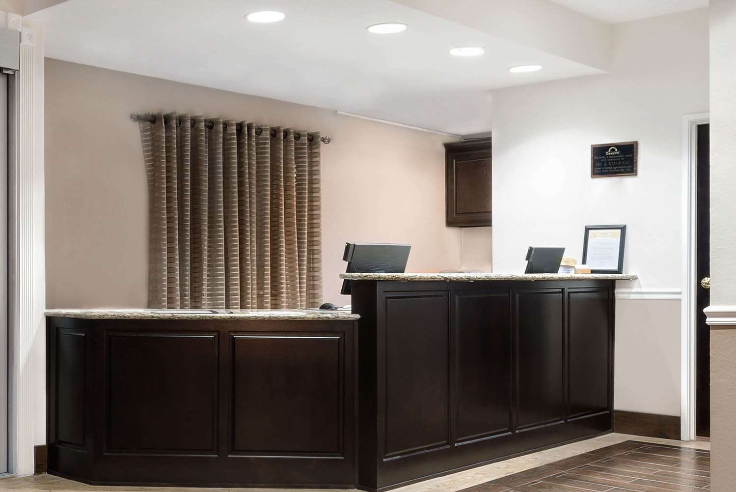 Days Inn Suites By Wyndham Dallas 5/27