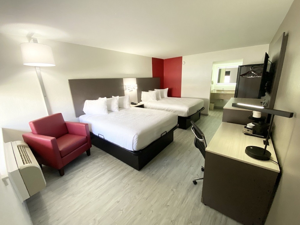Room, 2 Queen Beds, Exterior Entrance، Ramada By Wyndham Tuscaloosa 5/10