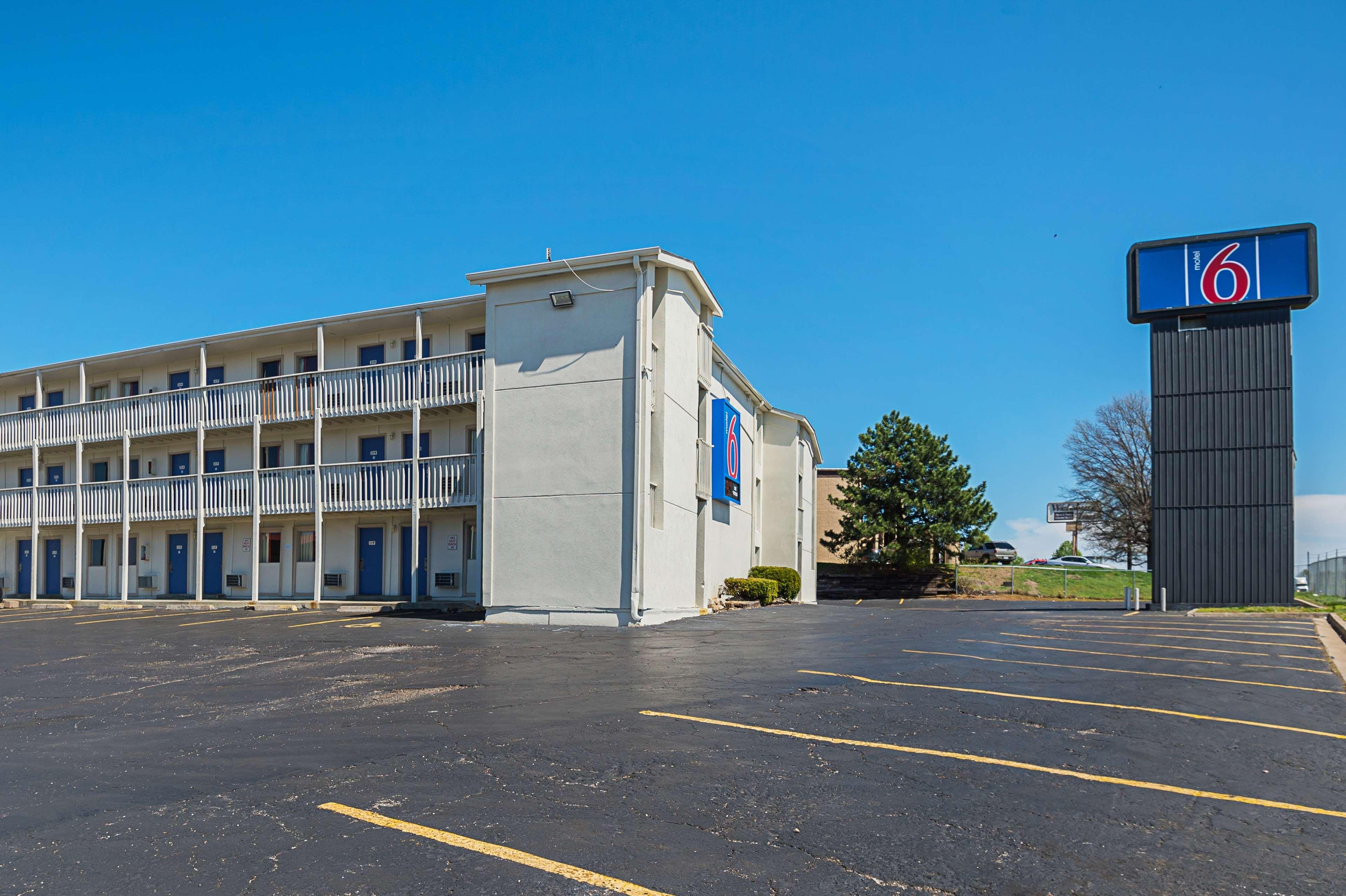 Motel6 Blue Springs, MO image