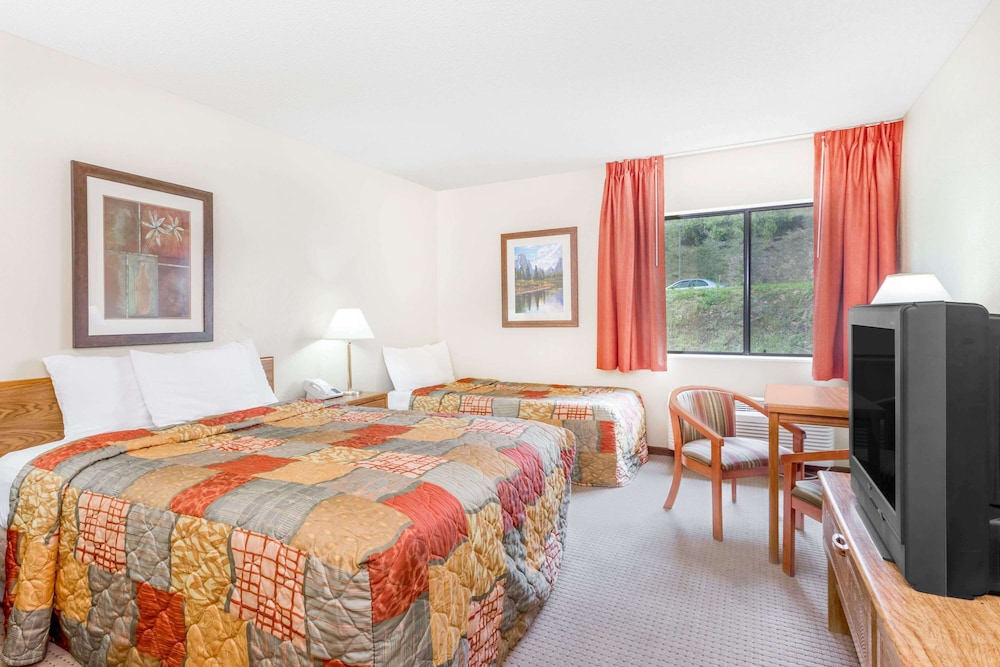 Days Inn By Wyndham Iron Mountain 23/36